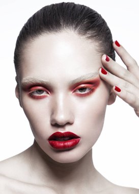 Parlak makyaj ve manikür kadın ile