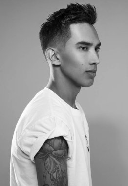 Yakışıklı genç adam.