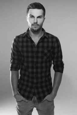 Yakışıklı genç adam. 