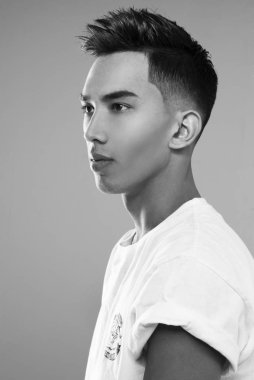 Yakışıklı genç adam.