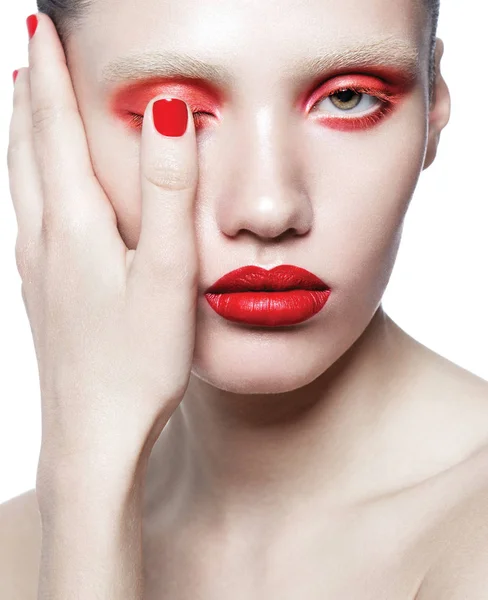 Mujer con maquillaje brillante y manicura — Foto de Stock