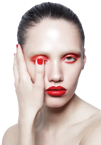 Mujer con maquillaje brillante y manicura — Foto de Stock