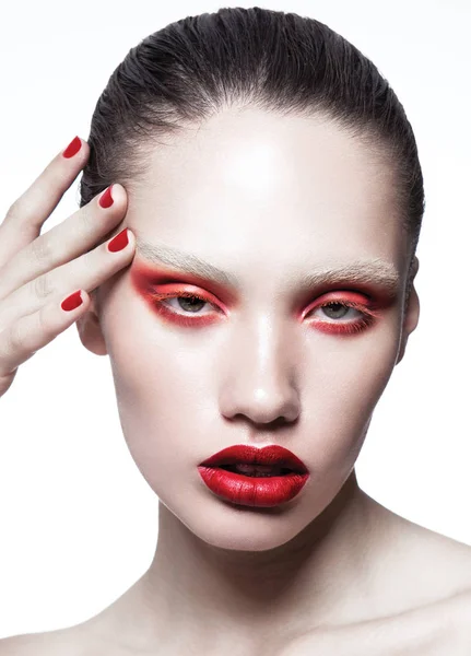 Mujer con maquillaje brillante y manicura — Foto de Stock