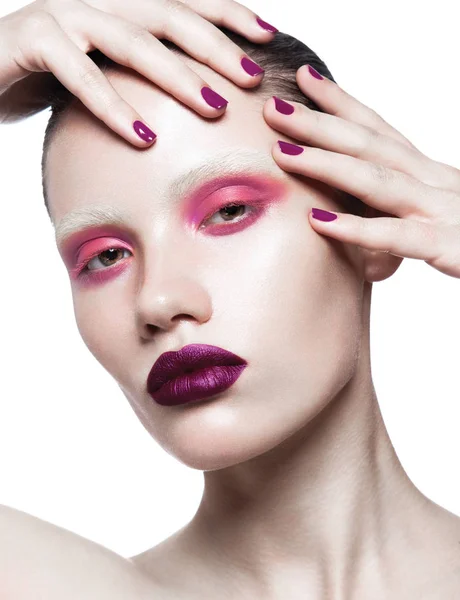 Mujer con maquillaje brillante y manicura — Foto de Stock