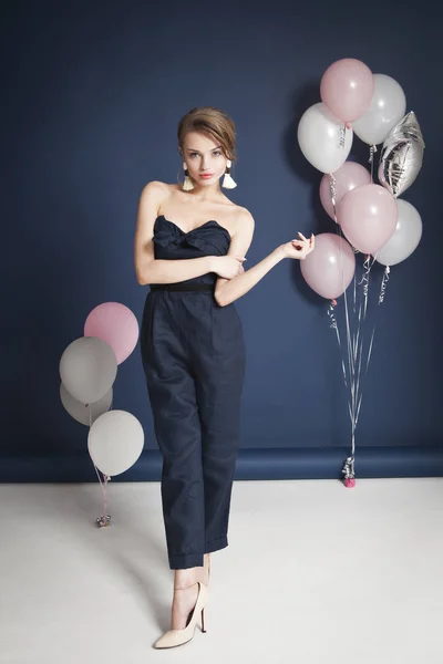 Moda Mujer con globos de aire — Foto de Stock