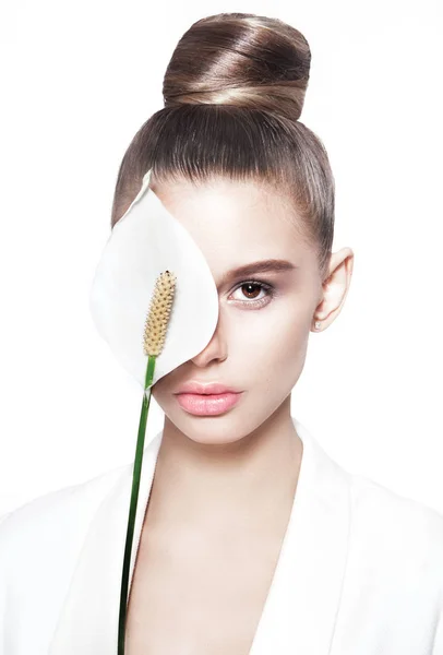 白い花とファッション女性 — ストック写真