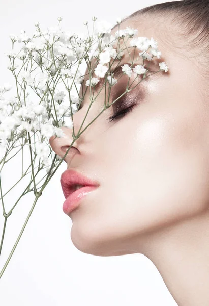 Mode kvinna med vita blommor — Stockfoto