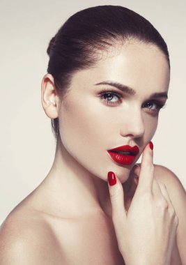 güzel genç model kırmızı dudaklar