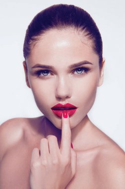 güzel genç model kırmızı dudaklar
