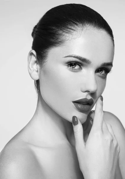 Hermosa joven modelo con maquillaje — Foto de Stock