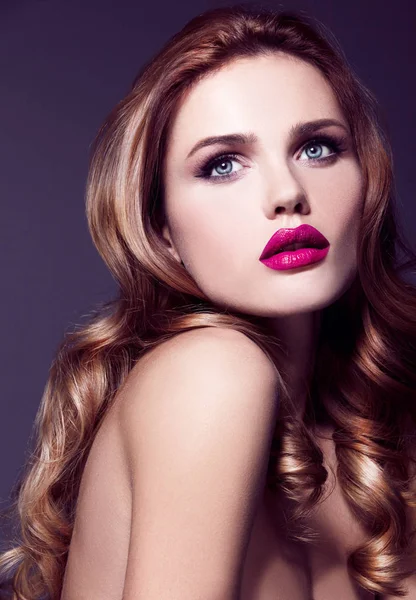 Bella giovane modello con labbra rosa — Foto Stock