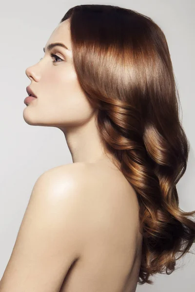 Mulher com cabelo encaracolado saudável e brilhante . — Fotografia de Stock