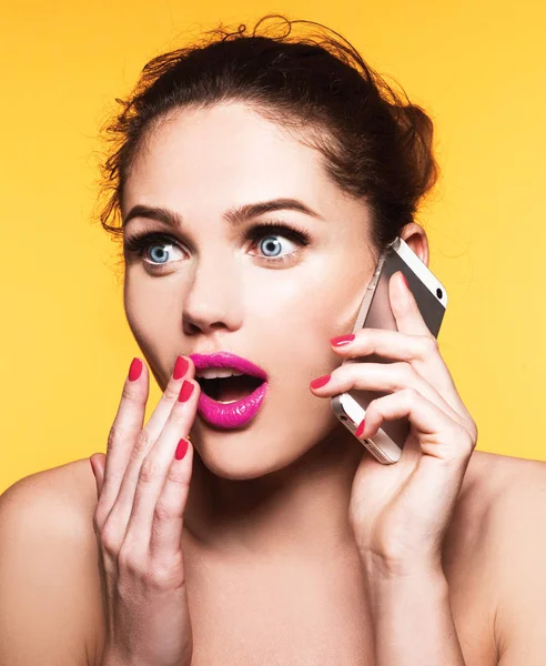 Giovane modella parlando al telefono — Foto Stock