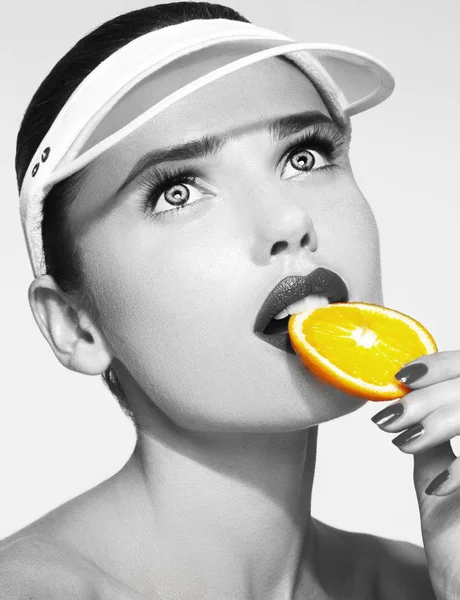 Mulher segurando laranja metade — Fotografia de Stock
