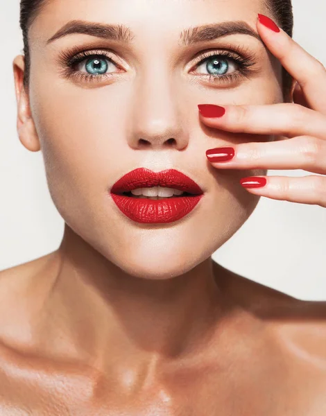 Hermosa joven modelo con labios rojos — Foto de Stock