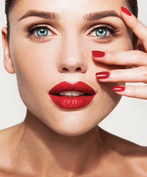 Hermosa joven modelo con labios rojos — Foto de Stock