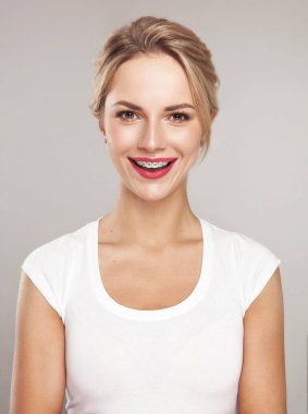 sevimli gülümseme ile sarışın model