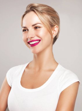 sevimli gülümseme ile sarışın model