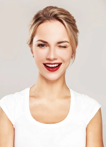 Blondes Model mit süßem Lächeln — Stockfoto