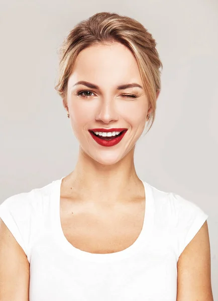 sevimli gülümseme ile sarışın model