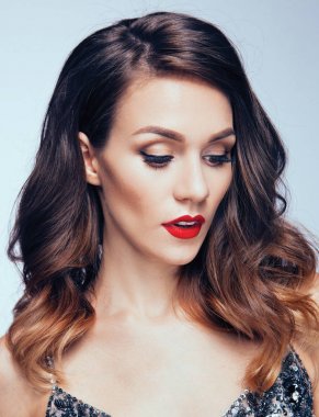 muhteşem bir kadın model Studio poz 