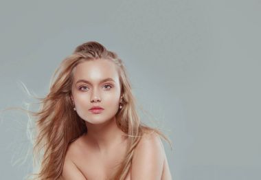 Güzel sarışın kız gri arka plan üzerinde