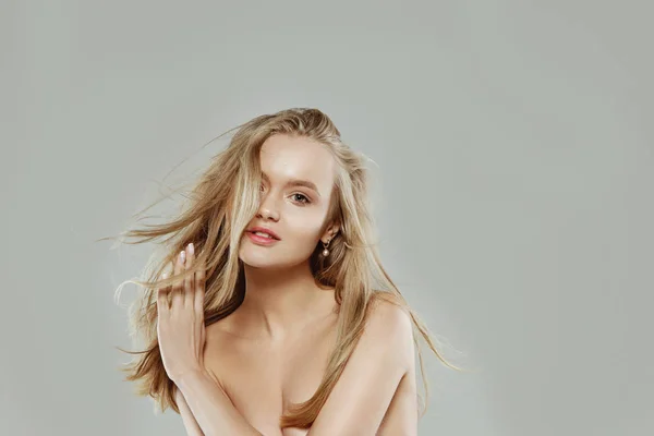 Schöne Blonde Mädchen Auf Grauem Hintergrund — Stockfoto