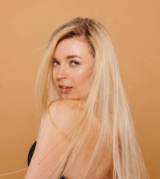 Nahaufnahme Porträt Der Schönen Blonden Frau Posiert Studio Vor Nacktem — Stockfoto