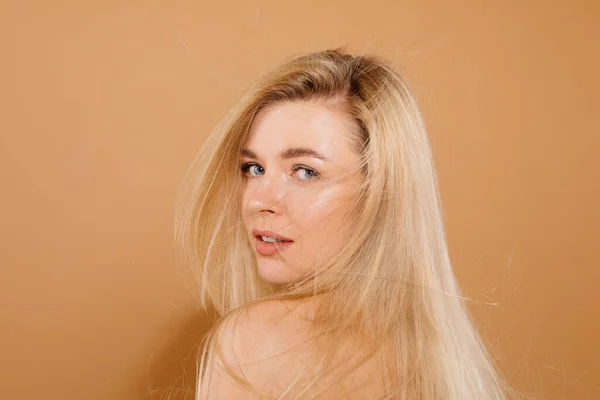 Nahaufnahme Porträt Der Schönen Blonden Frau Posiert Studio Vor Nacktem — Stockfoto