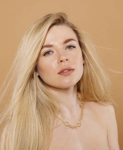 Zbliżenie Portret Pięknej Blondynki Pozowanie Studio Tle Nagie — Zdjęcie stockowe