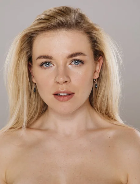 Close Portret Van Mooie Blonde Vrouw Poseren Studio Tegen Naakt — Stockfoto