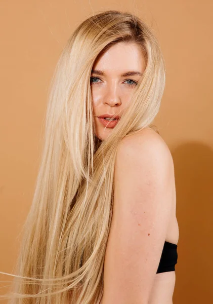 Close Portret Van Mooie Blonde Vrouw Poseren Studio Tegen Naakt — Stockfoto