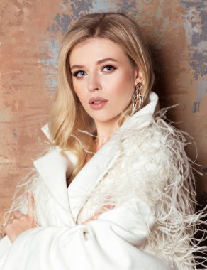 Palto giymiş güzel genç bir kadın. 