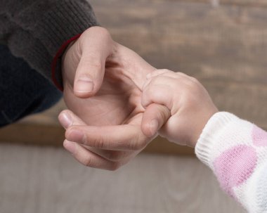 Bebek el babalar parmak tutarak