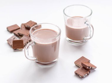 Beyaz zemin üzerine kakao içkiyle iki kupalar