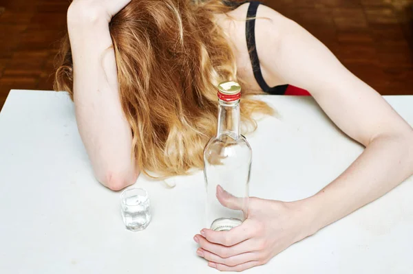 Pijana dziewczyna Śpiąca przy stole w — Zdjęcie stockowe