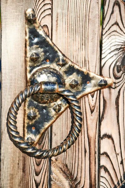 배경 오래 된 갈색 철 문 — 스톡 사진