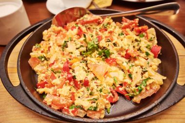 Kavrulmuş sebze dolması omlet