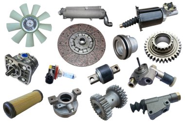 Beyaz arka planda yedek parça arabası var. Mağaza veya sonraki pazar için pek çok izole öge ile ayarla