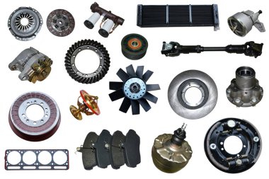 Beyaz arka planda yedek parça arabası var. Mağaza veya sonraki pazar için pek çok izole öge ile ayarla