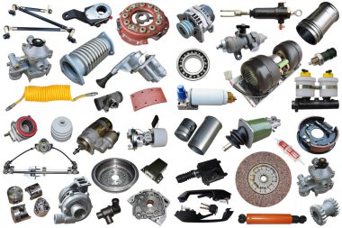 Beyaz arka planda yedek parça arabası var. Mağaza veya sonraki pazar için pek çok izole öge ile ayarla