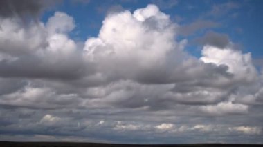 Kümülüs bulutlar Float düşük çöl Taymlaps üzerinde