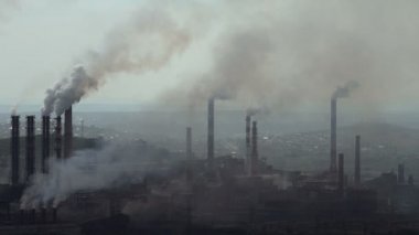Endüstriyel işletmelerin zararlı emisyonları ile çevrenin kontaminasyon.