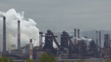 Doğa kirliliği duman endüstriyel tesis, duman emisyonu havaya. Sonbahar güneşli gün.