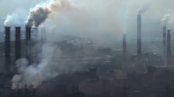 Contaminación del medio ambiente con emisiones nocivas de empresas industriales . — Vídeos de Stock