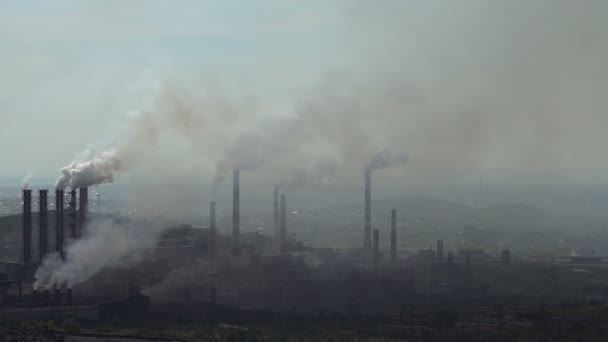 Vervuiling van het milieu met een schadelijke uitstoot van industriële ondernemingen. — Stockvideo