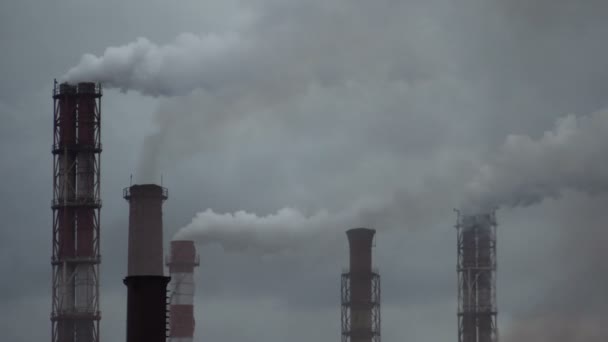 Leidingen voor de industriële onderneming alot van rook in de lucht — Stockvideo