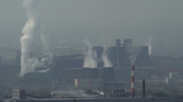 Трубы промышленного предприятия много дыма в воздухе — стоковое видео