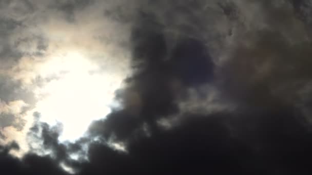 Nuages Noirs Couvrir Les Taymlaps De Soleil, Vue D'en Bas 