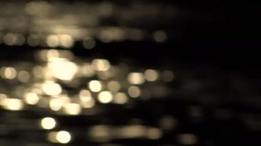 Su koyu arka plan üzerine altın Bokeh düşünceler